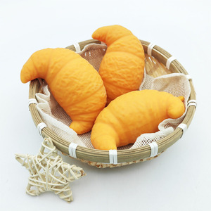 Juguete Antiestrés de Goma con Forma de Croissant, Simulación de Pan, Estilo Comida Creativa, Blandito y Rebotador para Aliviar el Estrés, Venta al por Mayor para Exportación - Product Image 3