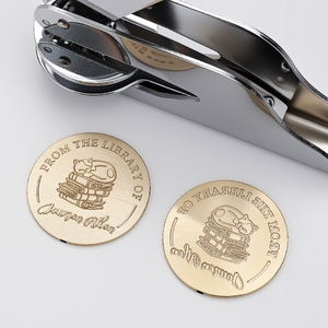 Sello de Grabado en Relieve con Mango Metálico de Marca OEM Personalizado para Decoración de Bodas y Pegatinas para Sobres de Papel, Logotipo Manual, Hecho en Hebei - Product Image 4