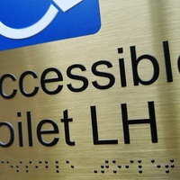 Panneau Tactile en Braille Accessible, panneau de toilette ambulante, panneaux en Braille Ada en métal personnalisés