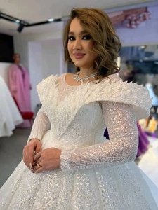 فستان زفاف فاخر مطرز بالخرز والترتر والدانتيل بتصميم خيالي، فستان زفاف مطرز بفخامة مع ذيل طويل، فستان زفاف أنيق بأكمام طويلة وتصميم صدرية - Product Image 2