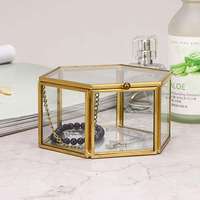 Boîte à bijoux hexagonale en verre transparent de qualité supérieure avec cadre en laiton, utilisée pour le rangement et la présentation de bagues et d'accessoires de bijouterie