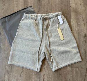 Shorts en coton couleur avoine clair avec patch en caoutchouc pour homme, style streetwear, avec cordon de serrage long, coupe ample et décontractée, essentiel et minimaliste - Product Image 4