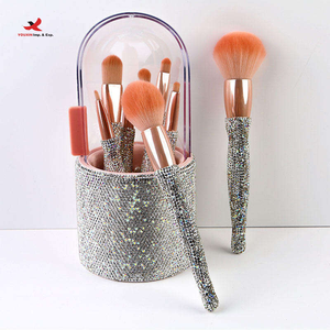 Ensemble de pinceaux de maquillage de luxe à tête plate en gros, avec poils synthétiques véganes et manche en plastique – Scintillant, coloré, effet diamant et cristal - Product Image 1