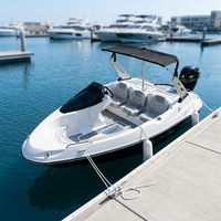 Bateau de luxe à coque blanche et fond noir, mini-yacht 6 places, bateau de surf, moteur hors-bord, bienvenue pour les agences, visites d'usine