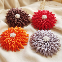 Broches personnalisées faites à la main, 7 pouces, en ruban de satin blanc, thème floral, avec perles, pour la sororité Delta