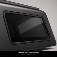 Capot de camionnette noir mat à profil bas avec fenêtres latérales inclinées et kit de rails de toit argentés