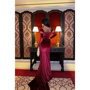 Robe de soirée bordeaux coupe trapèze à manches longues, col rond, longueur ras du sol, drapée à plusieurs niveaux, ornée de strass et de sequins pour soirées formelles - Product Image 2