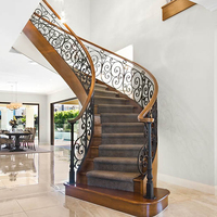 Escalier intérieur courbé rétro avec des designs d'escaliers courbes en fer forgé personnalisés, marches en bois, escalier en chêne