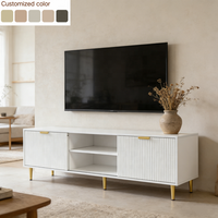 Meuble TV moderne en bois blanc cannelé, console multimédia, centre de divertissement, armoires de rangement, étagères ouvertes, pieds dorés, salon