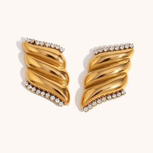 Boucles d'oreilles clous anti-ternissement en acier inoxydable plaqué or 18 carats avec zircon motif aile, style coréen, pour femmes, vente en gros - Product Image 5