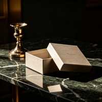 Carpeta de Papel Kraft Corrugado Magnética Personalizada de Alta Gama, Reciclable, con Laminado Mate, Hecha con Materiales Reciclados, con Asa de Cinta Personalizada