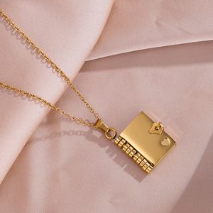 Collar con Colgante <span class=keywords><strong>de</strong></span> Libro <span class=keywords><strong>de</strong></span> Cartas <span class=keywords><strong>de</strong></span> <span class=keywords><strong>Amor</strong></span> Grabado en Acero Inoxidable, Estilo Europeo Americano, Chapado en Oro <span class=keywords><strong>de</strong></span> 18K, Diseño Minimalista <span class=keywords><strong>para</strong></span> Mamá - Product Image 3