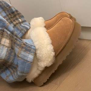 Botas de Nieve Clásicas de Invierno para Mujer UgAU, Forradas con Lana de Piel de Oveja de Calidad y Cuero Natural, Cómodas y Suaves - Product Image 3