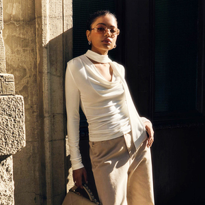 เสื้อยืดแขนยาวคอวีแบบฝรั่งเศสสำหรับผู้หญิง ทรงเข้ารูป จับจีบเอว ผ้าพื้นสีเรียบ - Product Image 1