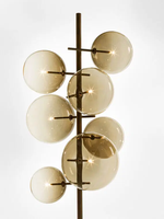 Lampadaire moderne en laiton sur mesure avec globe en verre soufflé et structure à branches décalées pour salon, chambre à coucher, décoration intérieure