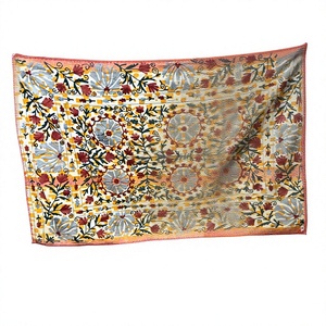 Colcha Floral Suzani Kantha Bordada a Mano, Cubre Sofá Tradicional Indio, 100% Algodón No Tejido, Transpirable, Peso Medio - Product Image 3