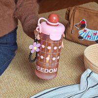 Gobelet en verre avec couvercle à boule et breloque fleurie, bouteille d'eau à motif FREEDOM pour la maison, le bureau et les voyages, vente en gros