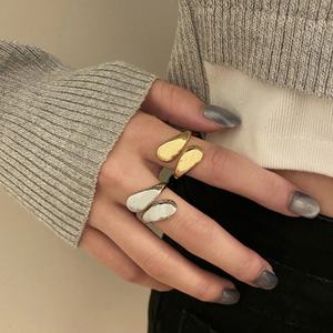 แหวนแต่งงานและหมั้นดีไซน์เรียบง่ายทันสมัย ชุบทอง 18K วัสดุสแตนเลส สำหรับผู้หญิงและคู่รัก - Product Image 1