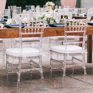 Sillas plegables acolchadas <span class=keywords><strong>blancas</strong></span> de diseño derribado para eventos silla Chiavari plateada de resina - Product Image 1
