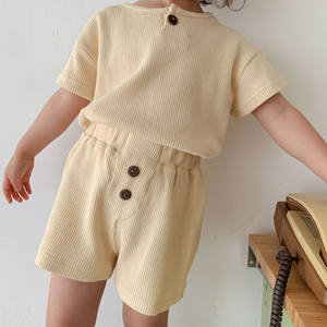 Conjunto de dos piezas para niñas: Camiseta de algodón con cuello redondo y pantalones cortos tipo waffle con botones, estilo coreano. - Product Image 5