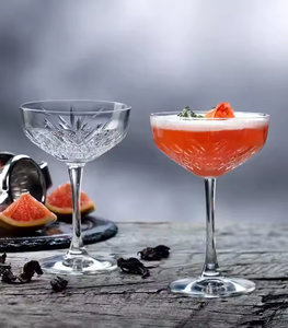 Copas de <span class=keywords><strong>vino</strong></span> transparentes en relieve de copa de cristal europeo Vintage para cócteles Martini de agua - Product Image 4