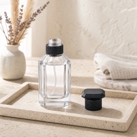 Vente en gros de flacons de parfum en verre transparent carrés facettés vides de 30 ml, 50 ml, 100 ml avec bouchon noir et vaporisateur à pompe