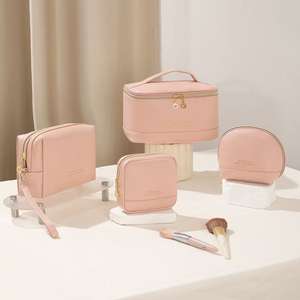 Organizador <span class=keywords><strong>de</strong></span> aseo <span class=keywords><strong>de</strong></span> viaje para mujer <span class=keywords><strong>de</strong></span> gran capacidad al por mayor, logotipo personalizado, cremallera reutilizable, letras <span class=keywords><strong>de</strong></span> PU impermeables a la moda - Product Image 2