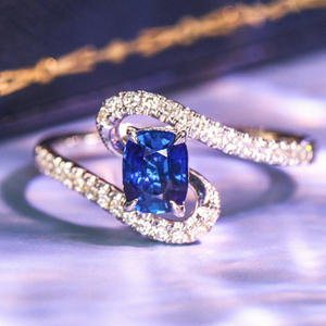 Anello di fidanzamento da donna Q707 in oro massiccio 18 carati con diamanti naturali taglio cuscino laterali e zaffiro blu centrale - Product Image 1