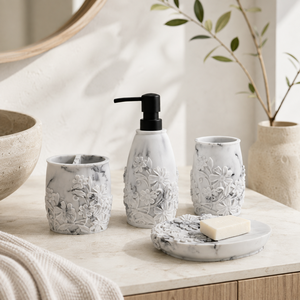 Ensemble d'accessoires de salle de bain en résine sable à motif floral élégant, effet marbre blanc-gris pour décoration botanique - Product Image 1