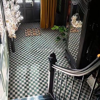 Mosaïque de marbre beige et vert, design rétro classique du milieu du siècle, parquet mural et de sol en pierre découpée au jet d'eau