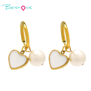 Mini bonitos pendientes de oro de 18 quilates de acero inoxidable a la moda, abalorios de perlas de corazón blanco, pendientes Huggie para niñas listos para enviar - Product Image 6
