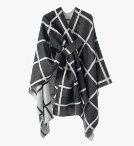 Elegante y versátil chal de doble cara con diseño cuadrado y capa con estampado de barras, perfecto para usar sobre un chal cálido. - Product Image 4