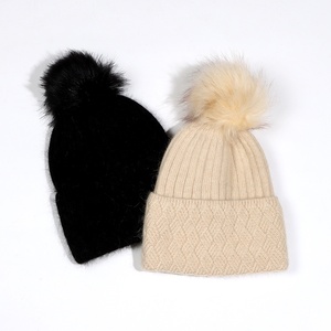 Gorro de punto personalizable para mujer 2025 con pompón extraíble Logotipo de negocios con estampado de invierno para viajes de otoño - Product Image 6