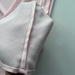Camicia da Notte Estiva di Lusso in Seta Satinata Traspirante per Donna, Abito Corto con Scollo a V in Tinta Unita Rosa Cipria per Sposa e Feste - Product Image 3
