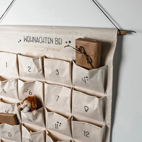 Personalisierter, umweltfreundlicher, handgefertigter Wandbehang mit Siebdruck-Weihnachtsdekor-Design, rot-weißer Woll-Adventskalender für