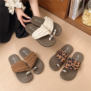 รองเท้าแตะแบบสวม Maillard Toe Loop รุ่นใหม่ประจำปี 2026 สำหรับผู้หญิง พื้นหนานุ่ม ใส่สบาย เหมาะสำหรับใส่กลางแจ้ง ดีไซน์ทันสมัย แมทช์กับชุดเดรสได้ - Product Image 1