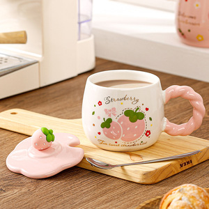 Direkt vom Hersteller Kreative 3D-Erdbeer-Muster Keramik-Kaffeetasse mit Deckel Mikrowellengeeignet Anpassbare Personalisierte Keramikbecher - Product Image 4