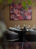 Ensemble de salle à manger de luxe pour restaurant, 1 table ronde en bois massif durable, 12 chaises à dossier haut, design traditionnel personnalisé pour hôtel