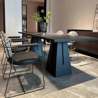 Table à manger en bois massif noir avec long établi de style minimaliste italien de style Wabi-Sabi pour un usage familial élégant et durable