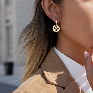 ต่างหูแบบห่วง ดีไซน์กระดุมโทนสีทอง เครื่องประดับแฟชั่นรูปทรงเรขาคณิตรูปตัวยู - Product Image 3