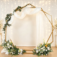 Support de toile de fond élégant en métal doré à double couche et polygone, idéal pour les mariages, les cérémonies, les événements et les décorations de remise de diplômes (OEM/ODM)