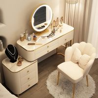 Bureau de toilette moderne crème avec 180 rangements °   Miroir LED rotatif, armoire latérale interchangeable et plateau en dalle de roche pour chambre à coucher.