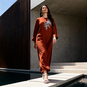 Abaya de Noche Elegante Personalizada con Pedrería Termoadhesiva de Poliéster para Mujeres Musulmanas - Product Image 3