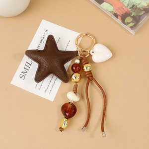 Porte-clés étoile en cuir PU marron avec perles ambre et or, breloque de sac faite à la main, pendentif cœur style vintage pour accessoire de sac à dos - Product Image 1