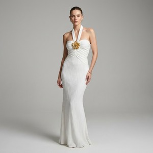 Robe de mariée sirène blanche ivoire à col halter pour <span class=keywords><strong>femme</strong></span>, élégante, texturée ondulée, avec broche dorée, moulante, longueur ras du sol - Product Image 1