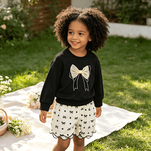 Completo Casual da Ragazza: <span class=keywords><strong>Felpa</strong></span> a Maniche Lunghe con Collo Rotondo e Fiocco 3D in Organza, Pantaloncini con Stampa Mini Fiocchi e Orlo Ondulato - Product Image 3