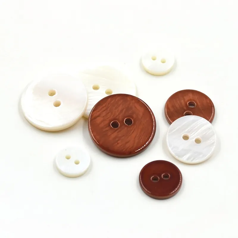 9 mm-18 mm mewah menerima Logo kustom 2 lubang personalisasi klasik bulat coklat dan cangkang putih tombol untuk kemeja