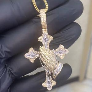 Estilo personalizado nuevo Iced Out Bling Rectangular Cz joyería Hip Hop manos rezando collar con colgante en forma de cruz - Product Image 1
