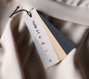 A simple and versatile new thickened beige card-style clothing hang <b>tag</b>, a disposable tamper-evident clothing label hang <b>tag</b> - Product Image 3