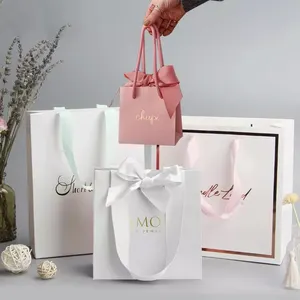 Sacos de presente de papel da moda, tamanho personalizado colorido embalagem impresso fita de logotipo lembrancinha pequena sacos de presente de papel com alças